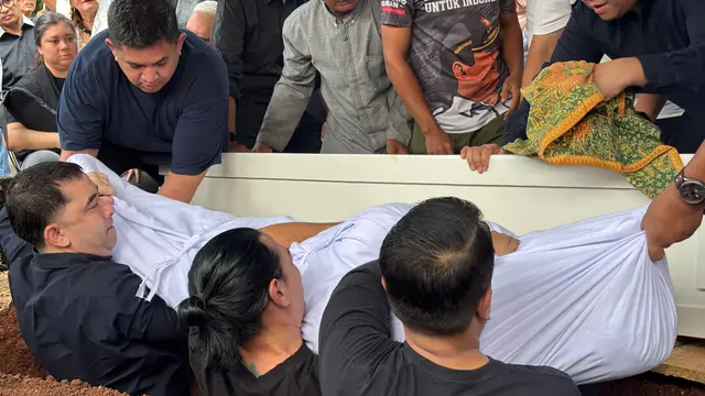 Pemakaman ayah Thalita Latief