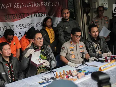 Dirreskrimum Polda Metro Jaya Kombes Pol Suyudi Ario Seto (dua kiri) menunjukkan barang bukti kasus sindikat kejahatan properti saat rilis di Jakarta, Jumat (9/8/2019). Subdit 2 Harda Ditreskrimum Polda Metro Jaya menangkap tiga tersangka dalam kasus ini. (Liputan6.com/Faizal Fanani)