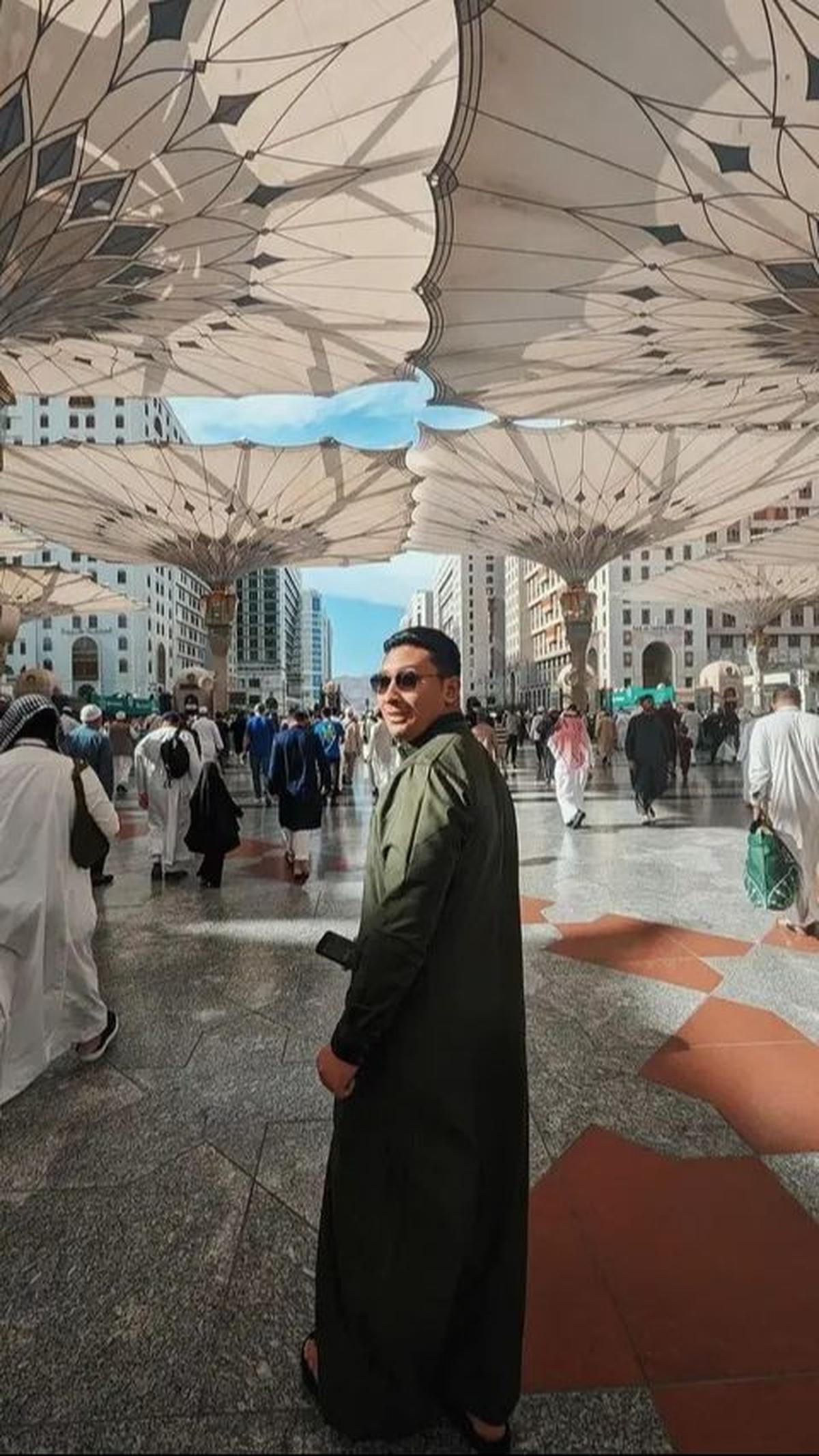 Darma Mangkuluhur membagikan momen saat mereka melaksanakan ibadah umrah di Tanah Suci.