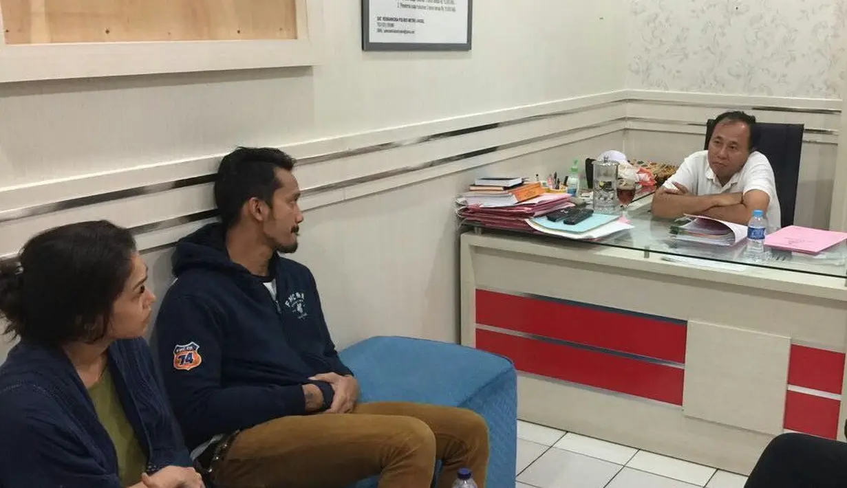 Sedangkan Tora Sudiro, masih harus mendekam lantaran ia mengakui memiliki 30 butir dumolid. Ibu tiga anak itu disarankan oleh polisi untuk melakukan pengobatan. (Istimewa)