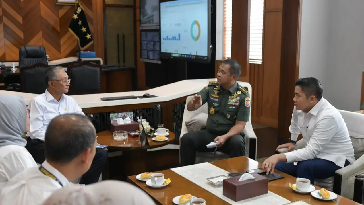 Sekretaris Kabinet (Seskab) Teddy Indra Wijaya bertemu Menteri Pekerjaan Umum (PU) Dody Hanggodo dan Kepala Staf Angkatan Darat (KSAD) Jenderal Maruli Simanjuntak.