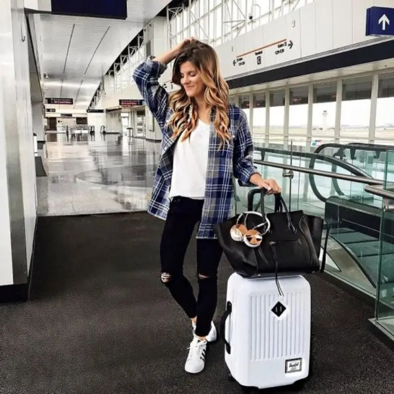 Fashion item yang sebaiknya nggak dipakai untuk long flight. (Foto: pinterest.com)