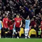 Pemain bereaksi terhadap barang-barang yang dilemparkan oleh penggemar Manchester City terhadap pemain Manchester United pada pertandingan Liga Inggris di Etihad Stadium, Manchester, Inggris, Sabtu (7/12/2019). Manchester United menang 2-1. (AP Photo/Rui Vieira)