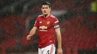 Bek Manchester United, Harry Maguire, saat pertandingan melawan Chelsea pada laga Liga Inggris di Stadion Old Trafford, Minggu (25/10/2020). Kedua tim bermain imbang 0-0. (Oli Scarff/Pool via AP)