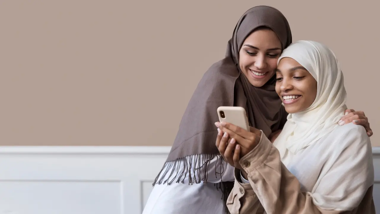 Ilustrasi muslimah, Islami, tertawa, main HP