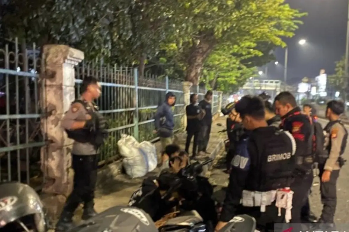 Patroli gabungan Batalyon B Pelopor Satbrimob Polda Metro Jaya bersama Tim Perintis Presisi Polres Metro Jakarta Timur membubarkan tawuran remaja.