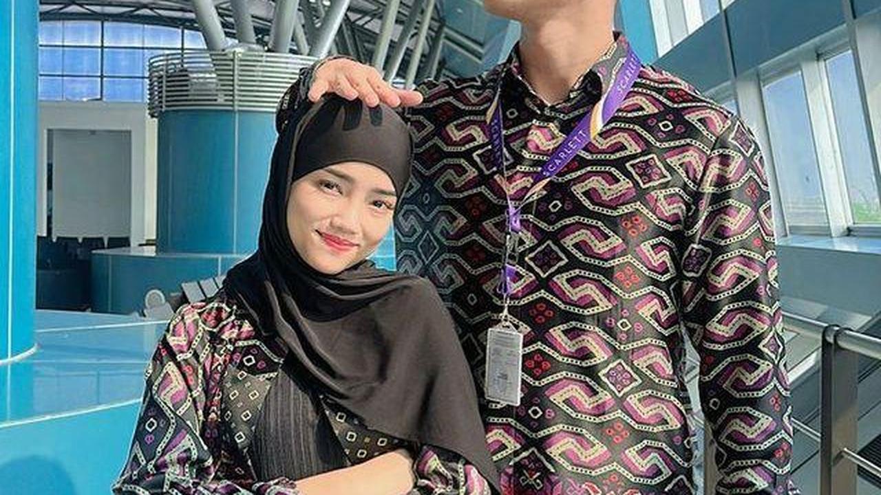 Minggu (10/9), Fuji mengunggah momennya bersama sang kakak, Fadly. Dalam potret ini, mereka tampak memakai seragam umrah untuk bertolak ke Tanah Suci. Fuji yang akrab disapa Uti ini juga tampil beda dengan hijab.
