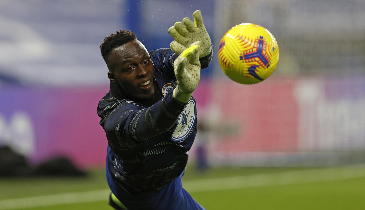 Edouard Mendy. Kiper asal Senegal ini berusia 29 tahun dengan tinggi 197 cm. Baru musim ini memperkuat Chelsea setelah sebelumnya merumput bersama Rennes di Liga Prancis. Total telah tampil dalam 40 penampilan bersama Chelsea di semua ajang kompetisi. (AFP/Adrian Dennis/Pool)
