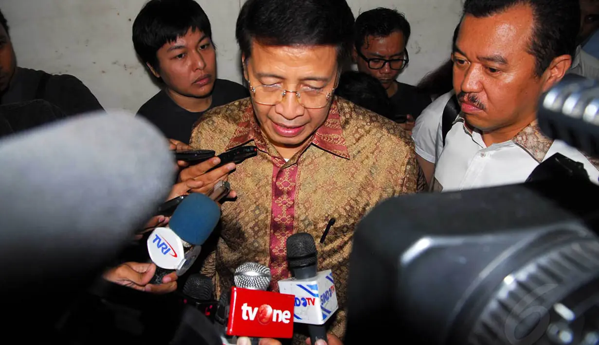 Mantan Menteri Luar Negeri Hassan Wirajuda memberikan keterangan kepada pers usai bersaksi di sidang perkara dengan terdakwa Sudjadnan Parnohadiningrat di Pengadilan Tipikor, Rabu (28/5/14). (Liputan6.com/Miftahul Hayat)