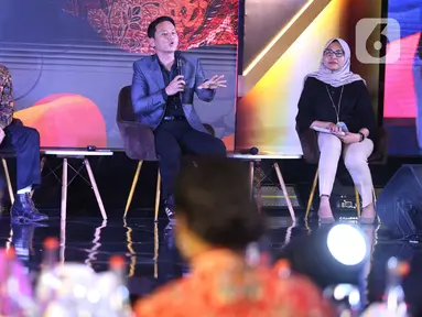 Content Creator Den Dimas, Bupati Trenggalek Mochamad Nur Arifin, dan Executive Vice President Pengembangan Produk Niaga PT PLN (Persero) Ririn Rachmawardini saat diskusi dalam acara Cita dan Cipta Liputan6.com x Fimela di Shangri-La Hotel, Jakarta,  Rabu (31/7/2024). (Liputan6.com/Angga Yuniar)