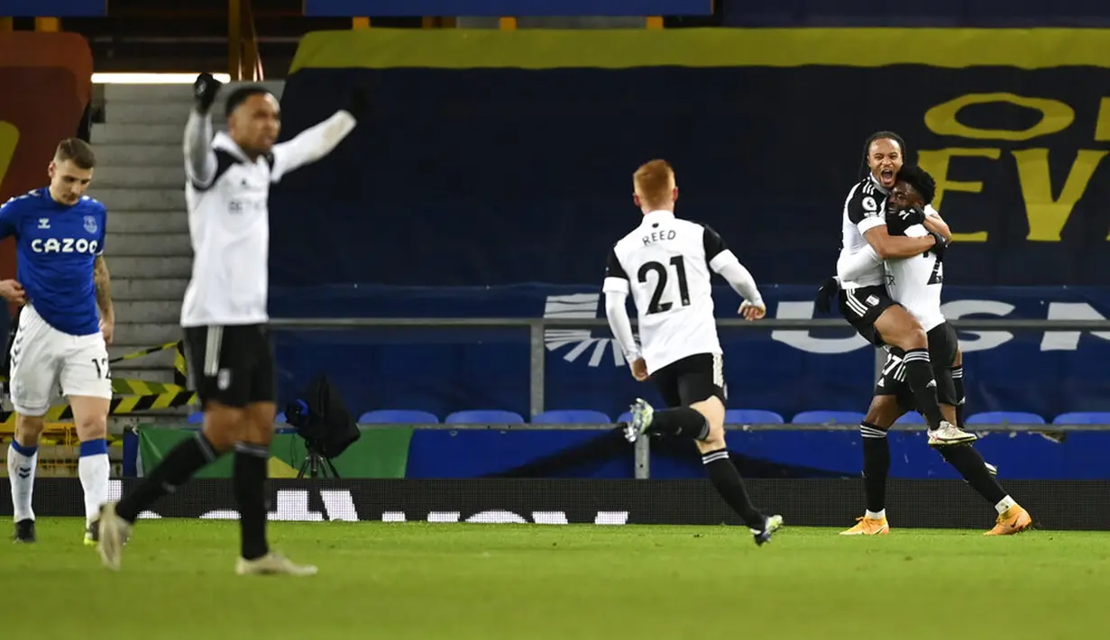 Pemain Fulham Josh Maja (kanan) merayakan bersama rekan satu timnya usai mencetak gol ke gawang Everton pada pertandingan Liga Inggris di Goodison Park, Liverpool, Inggris, Minggu (14/2/2021). Everton kalah 0-2 dari Fulham. (Michael Regan/Pool via AP)