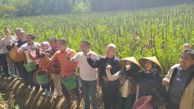 Beberapa perwakilan pejabat Kementan RI tengah berfoto dengan para petani muda Garut, Jawa Barat, di sela-sela pelatihan Pusat Pelatihan Pertanian Pedesaan Swadaya (P4S)