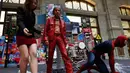 Alain Robert ditemani seorang wanita dan seorang yang berkostum Spiderman saat hendak menggelar jumpa pers dalam promosi film The Amazing Spider-Man 2 di Macau, China, Rabu (23/4/2014) (Reuters/Bobby Yip).