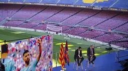 Striker Barcelona Sergio Aguero duduk di sebelah presiden Barcelona Joan Laporta saat konferensi pers di stadion Camp Nou di Barcelona, Spanyol, Rabu (15/12/2021). Sergio Aguero telah mengumumkan pengunduran dirinya dari sepak bola pada hari Rabu karena penyakit jantung. (AP Photo/Emilio Morenatti)