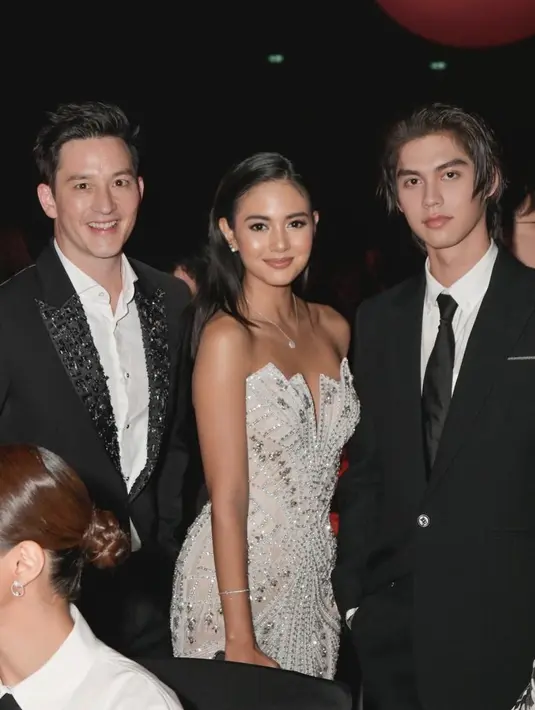 Pada kesempatan ini, Aurelie juga tampak menambahkan perhiasan sederhana pada penampilannya. [Foto: Instagram/ Aurelie]