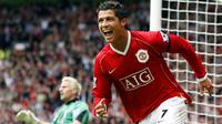 Cristiano Ronaldo menggunakan jersey nomor tujuh di Old Trafford pada 2003 hingga 2009. Ronaldo sukses mencetak 96 gol dari 214 penampilan bersama Manchester United. (AFP/Andrew Yates)