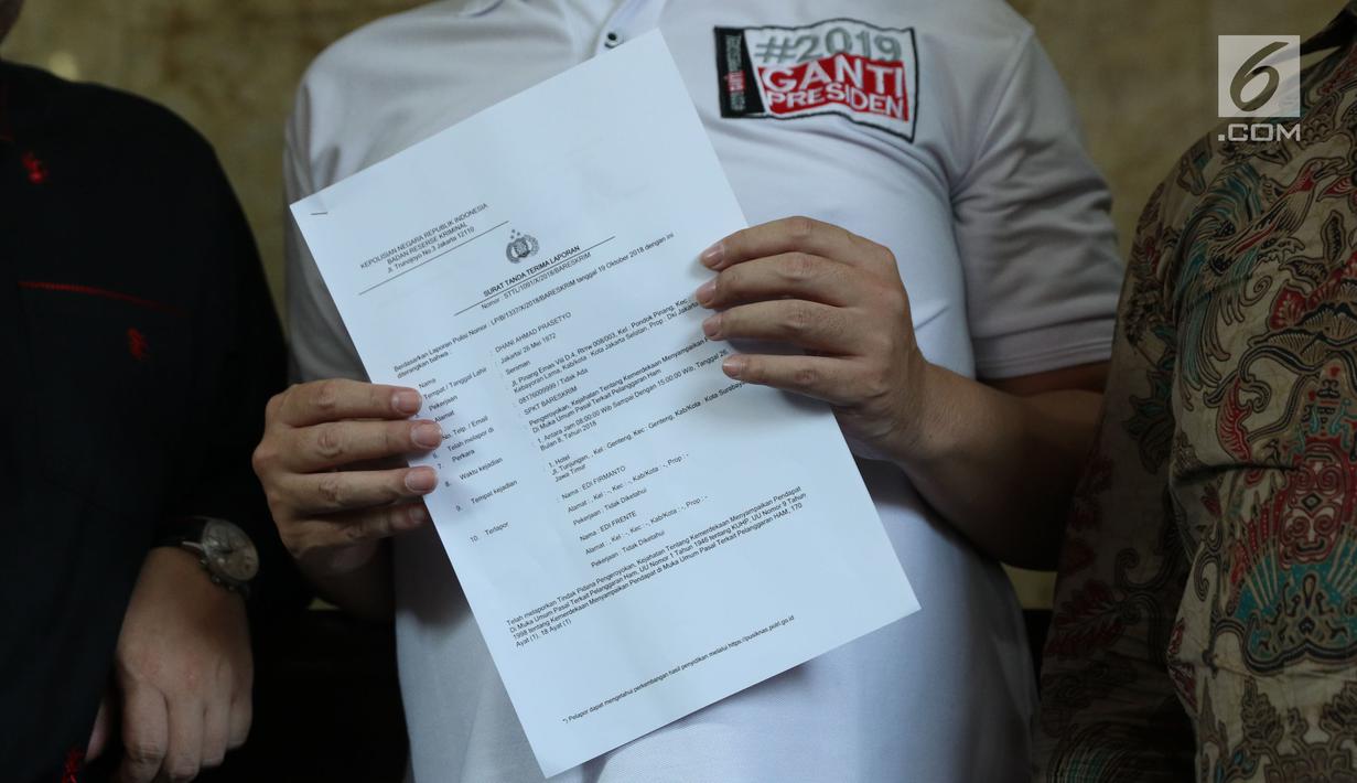 Seniman, Dhani Ahmad Prasetyo menunjukkan surat laporan usai membuat pelaporan dugaan persekusi di Bareskrim Mabes Polri Gedung KKP, Jakarta, Jumat (19/10). Dhani Ahmad merasa mendapat n persekusi saat di Surabaya. (Liputan6.com/Helmi Fithriansyah)