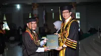 Keterbatasan penglihatan bukan penghalang bagi Supron Ridisno untuk lulus S3, ia menerima ijazah sekaligus dinobatkan sebagai lulusan dengan disertasi terbaik oleh Rektor Uin Lampung. Foto: UIN Lampung.
