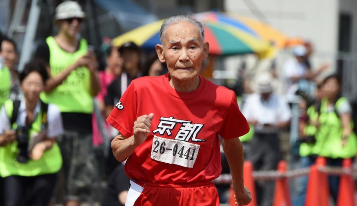Aksi Hidekichi Miyazaki, 105 tahun, saat berlomba di nomor lari 100m Kyoto Masters Autumn Competiton di Kyoto, Jepang, Rabu (23/9/2015). (AFP Photo/Toru Yamanaka)