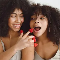 Buah-buahan yang dapat memperbaiki dan menjaga skin barrier wajah (foto: Pexels/Polina Tankilevitch)