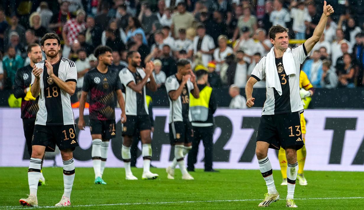 Pemain Jerman Thomas Muller (kanan) bersama rekan satu timnya memberi isyarat kepada para pendukungnya pada penghujung pertandingan sepak bola persahabatan internasional antara Jerman dan Prancis di Dortmund, Jerman, Selasa (12/9/2023). Muller menyumbang satu gol pada pertandingan yang dimenangkan oleh Jerman dengan skor 2-1 kali ini. (AP Photo/Martin Meissner)