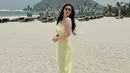 Beberapa fans bahkan mengomentari betapa warna kuning dress ini sangat pas dengan tone kulitnya. [Foto: Instagram/felicyangelista_]