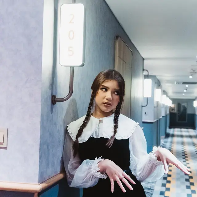 Beda Gaya 4 Seleb Tampil dengan Riasan Gothic ala Wednesday Addams, Sarwendah hingga Tiara Andini