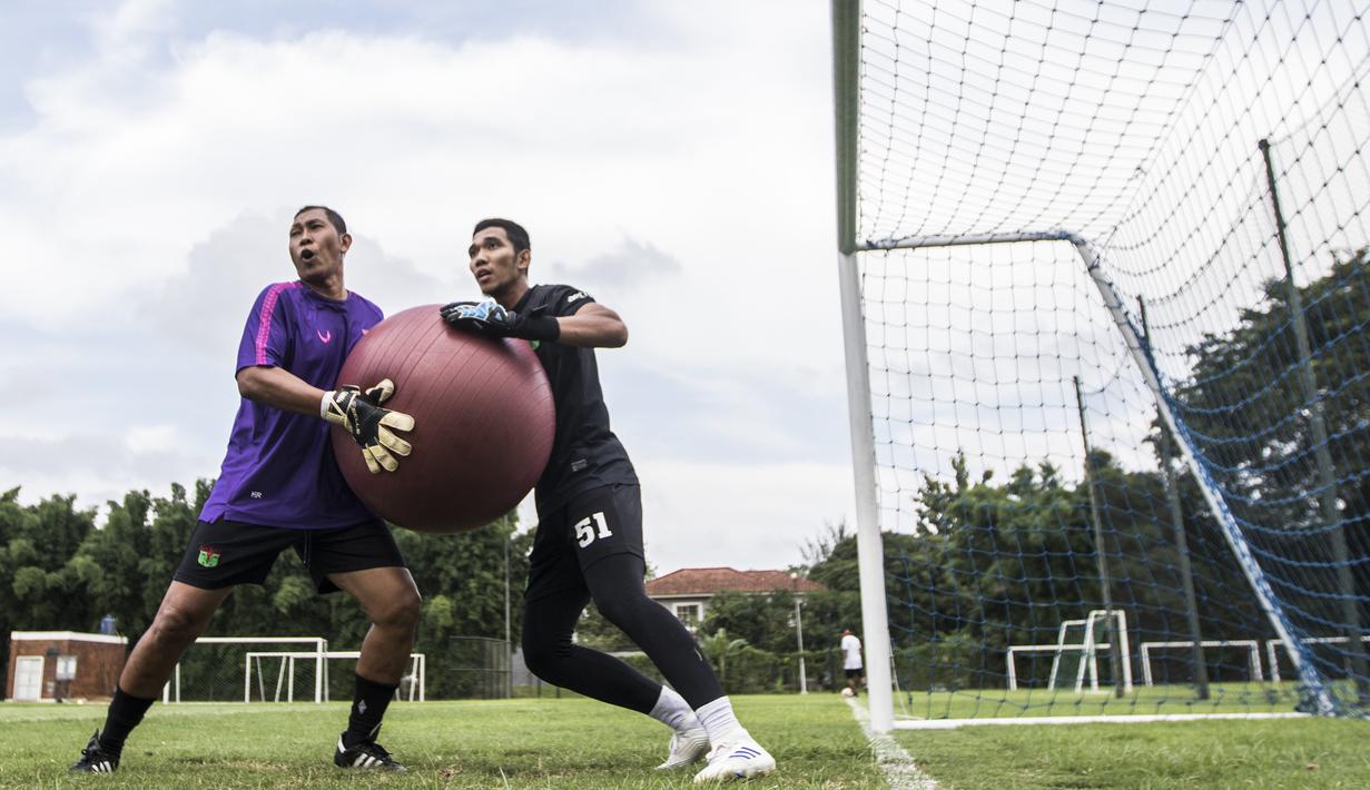 Kiper Persita Tangerang, Try Hamdani Guntara, melatih keseimbangan saat latihan di Lapangan SPH Karawaci, Tangerang, Rabu (29/1). Latihan ini merupakan persiapan jelang Liga 1 Indonesia 2020. (Bola.com/Vitalis Yogi Trisna)