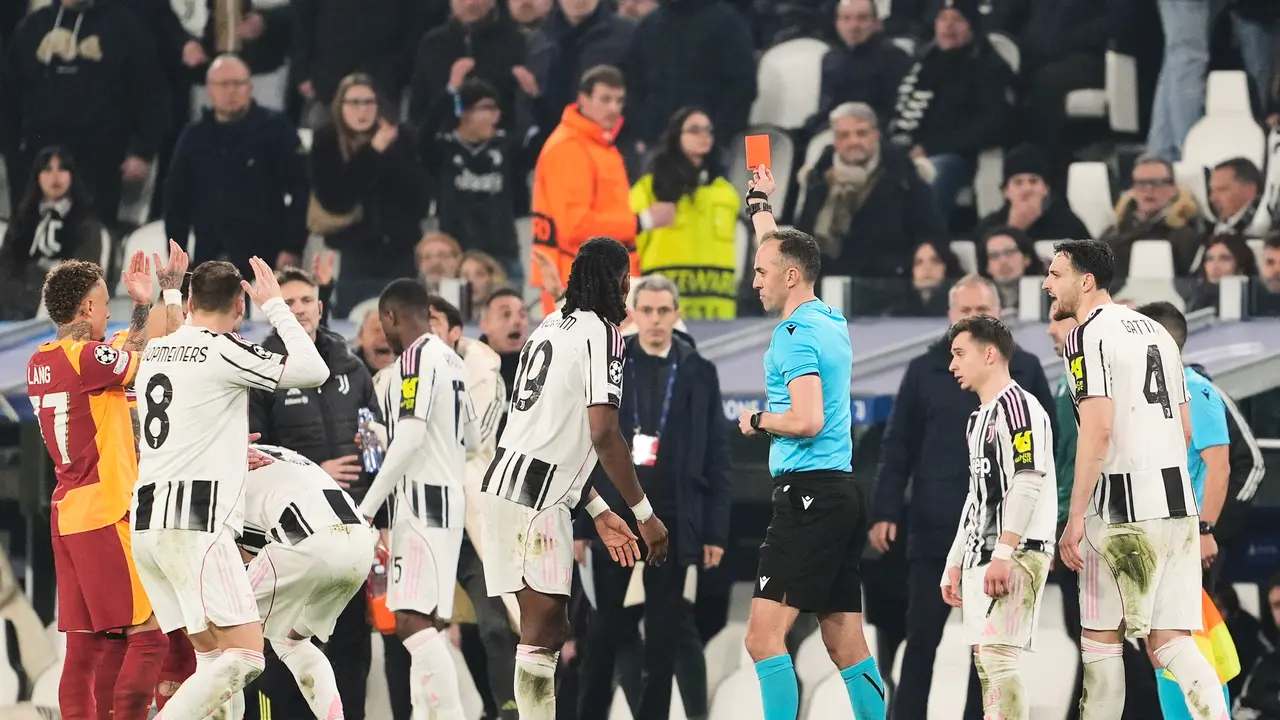 Momen saat wasit memberikan kartu merah pada Lloyd Kelly di laga Juventus vs Galatasaray di leg kedua playoff Liga Champions 2025/2026 di Allianz Stadium, Kamis (26/02/2026) dini hari WIB.