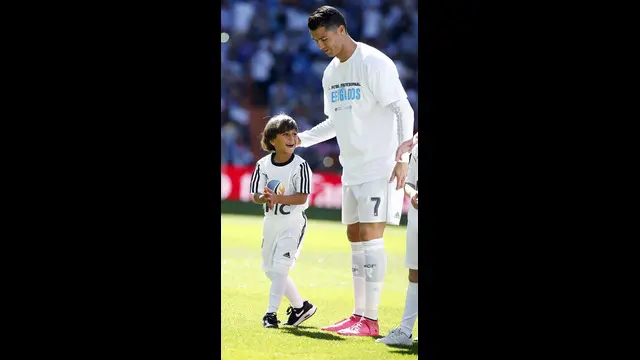 Keluarga Pengungsi Suriah Disambut oleh Ronaldo dan Petinggi Madrid 