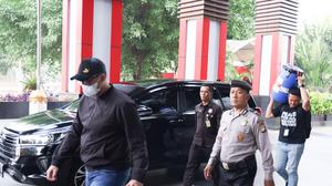 Bupati Klaten Tiba di KPK Petugas Angkut Tong Biru Bersegel