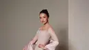 Salah satu yang paling mencuri perhatian adalah Raline Shah. Menghadiri acara Women in Cinema gala yang diselenggarakan Red Sea Film Foundation dalam rangkaian Festival Film Cannes ke-79, Raline tampil anggun dalam balutan kebaya modern bernuansa silver dan baby pink.