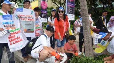 Para komunitas peduli lingkungan saat turut serta dalam aksi Clean Up di Jakarta, Minggu (21/2). Aksi ini diselenggarakan untuk menuju Indonesia Bebas Sampah 2020. (Liputan6.com/Helmi Afandi)