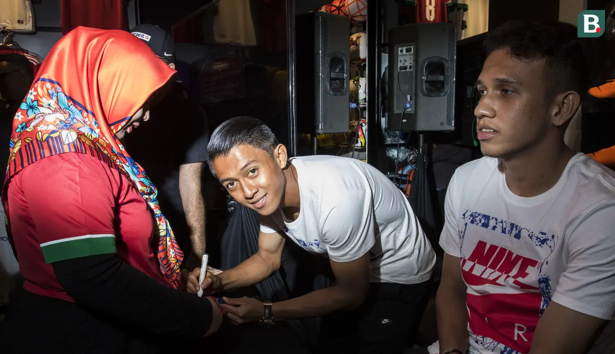 Pesepak bola, Febri Hariyadi memberi tanda tangan saat peluncuran Nike Born Mercurial 360 di Fisik Football, Jakarta, Rabu (7/3/2018). Nike merilis model terbaru Nike Mercurial Superfly dan Vapor 360. (Bola.com/Vitalis Yogi Trisna)