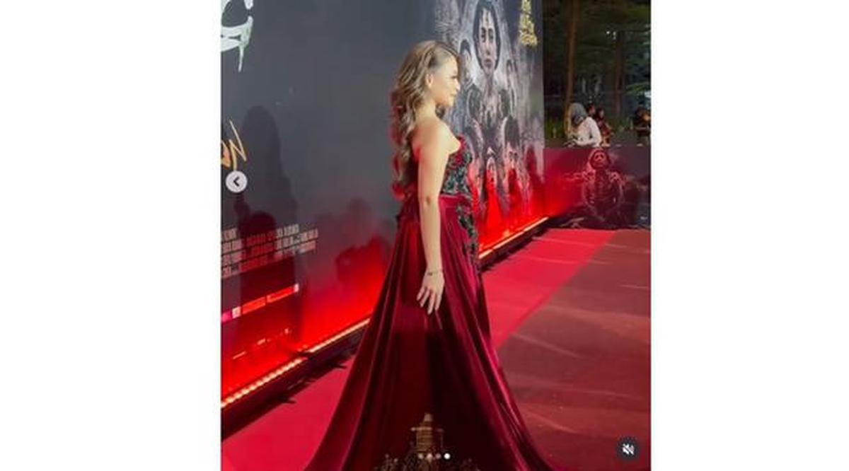 5 Potret Penampilan Nathalie Holscher di Premiere Danyang Wingit, Jadi Film Debut