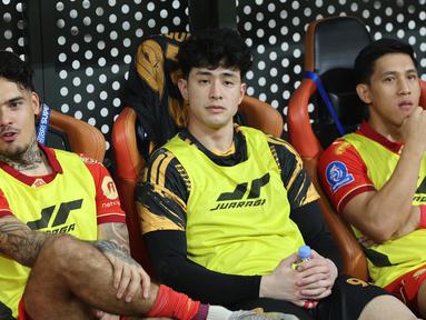 Kiper Persija Jakarta, Cyrus Margono, berada di bench pemain saat laga melawan Dewa United pada pertandingan tunda pekan ke-25 BRI Super League 2025/2026 di Jakarta International Stadium (JIS), Minggu (15/03/2026). (Bola.com/M Iqbal Ichsan)