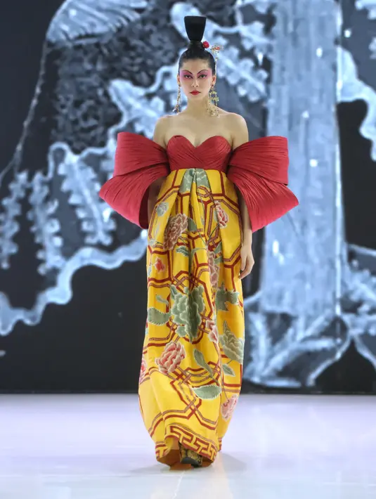 Layar Sutera terinspirasi dari kenangan kejayaan masa lalu di negeri Tiongkok, direpresentasikan dengan keindahan motif-motif khas Tiongkok yang tertuang dalam helaian batik Kudus. [Foto: Document/FIMELA]