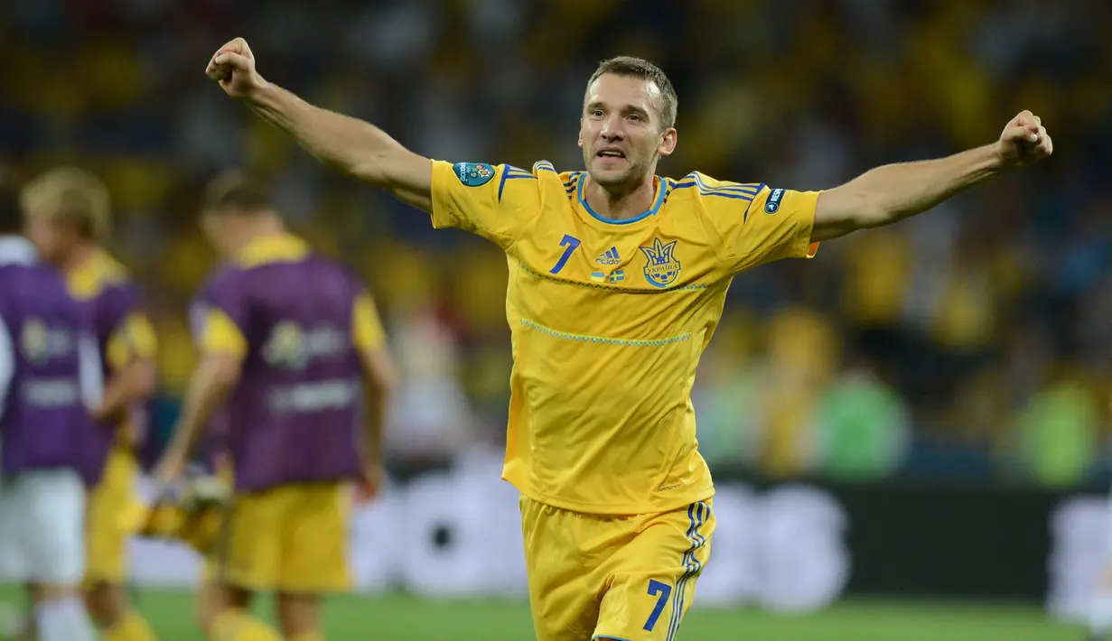 Andriy Shevchenko. Striker berusia 45 tahun yang baru saja dipecat sebagai pelatih Genoa ini menjadi top skor sepanjang masa Timnas Ukraina dengan 48 gol dari total 111 laga dan tercatat sebagai pencetak gol termuda dan tertua di timnas. Ia pensiun dari timnas usai Euro 2016. (AFP/Jeff Pachoud)