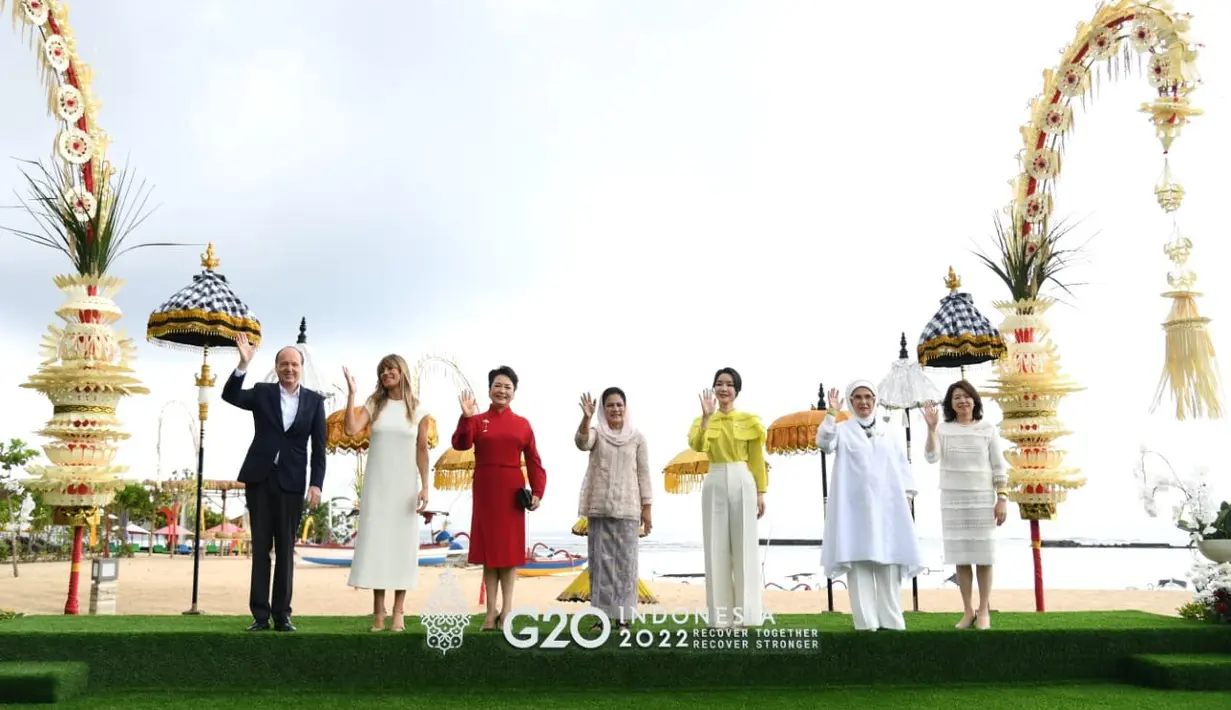 Ibu Iriana Joko Widodo (tengah) foto bersama saat melakukan pertemuan dengan para pendamping pemimpin negara-negara G20 dan lembaga internasional sebagai bagian dari rangkaian kegiatan Konferensi Tingkat Tinggi (KTT) G20 di Sofitel Bali Nusa Dua Beach Resort, pada Selasa, 15 November 2022. (Foto: Lukas - Biro Pers Sekretariat Presiden)