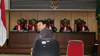 Terdakwa kasus dugaan penistaan agama Basuki Tjahaja Purnama (Ahok) melihat ke arah pengunjung sebelum dimulainya sidang lanjutan di PN Jakarta Utara, Selasa (26/12). Ahok hadir untuk mendengar putusan sela hakim. (Liputan6.com/Eko Siswono Toyudho/Pool)