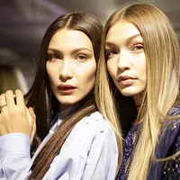 Banyak orang yang mengira saat kakak-adik sama-sama meniti karier di dunia yang sama akan menjadi musibah. Namun hal berbeda terjadi pada Gigi dan Bella Hadid. (StyleCaster)