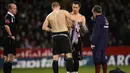 Pemain Sheffield United, Phil Jagielka (dua kanan), mampu menjadi kiper dadakan dengan cukup baik yang berbuah kemenangan saat bertemu Arsenal. Dirinya mampu menepis peluang emas dari Robin Van Persie. (AFP/Paul Ellis)