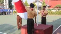 Para tahanan terlihat gagah saat menjadi petugas upacara peringatan Hari Pramuka di LP Kelas I Kedungpane Semarang.