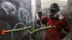 Pekerja Recycle Painting mengerjakan restorasi sepeda di Workshopnya kawasan bintaro, Jakarta, Sanin (1/3/2021). Di masa pandemi Covid 19 seiring maraknya warga berolah raga sepeda khususnya di DKI Jakarta, permintaan restorasi sepeda tersebut meningkat. (Liputan6.com/Johan Tallo)