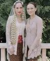 Bunga Citra Lestari resmi menikah lagi dengan Tiko Aryawardhana. Pernikahan digelar di Bali pada Sabtu (2/12/2023) dihadiri keluarga dan teman-teman. Salah satu yang mencuri perhatian adalah keluarga dari mendiang Ashraf Sinclair. [Instagram/aishahjennifer]