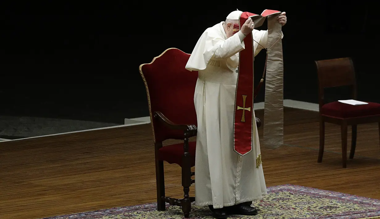 Paus Fransiskus pergi pada akhir upacara Via Crucis (Jalan Salib) di Lapangan Santo Petrus, Vatikan, Jumat, Jumat (2/4/2021). (AP Photo/Gregorio Borgia, Pool)