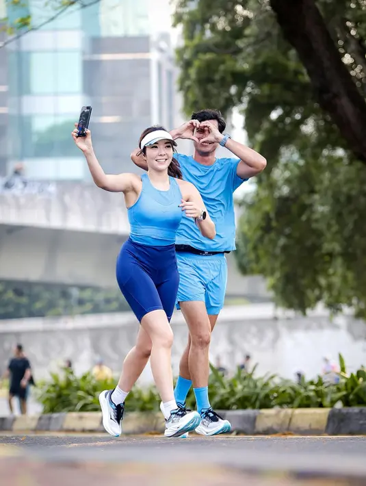 Jogging bareng ini bukan olahraga semata, melainkan turut rayakan ulang tahun Cinta Brian yang ke-27 [@gisel_la]