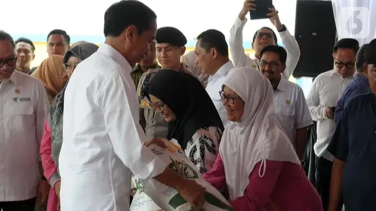 Jokowi juga mengajak masyarakat untuk gesit dan cepat memanfaatkan kesempatan yang ada di depan mata, karena rumus yang berlaku sekarang bukan lagi yang besar mengalahkan yang kecil, tapi yang cepat mengalahkan yang lambat.<br>