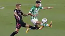 Pemain Real Madrid, Martin Odegaard, berebut bola dengan pemain Real Betis, Alex Moreno, pada laga La Liga di Stadion Benito Villamarin, Minggu (27/9/2020). Real Madrid menang dengan skor 3-2. (AP Photo/Angel Fernandez)
