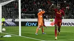 Pemain AS Roma Tammy Abraham (kanan) melakukan selebrasi usai mencetak gol ke gawang HJK Helsinki pada pertandingan sepak bola Grup C Liga Europa di Helsinki, Finlandia, 27 Oktober 2022. AS Roma menang 2-1. (Emmi Korhonen/Lehtikuva/AFP)